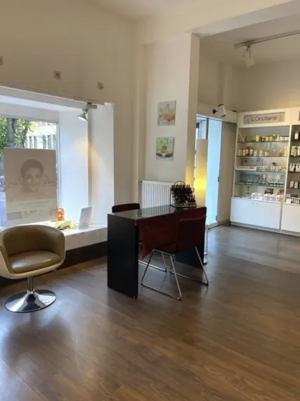 spa.Five Nageltisch - Professionelle Maniküre und Pediküre